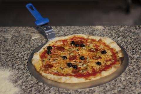 VASSOIO TONDO CON MANICO PER PIZZA